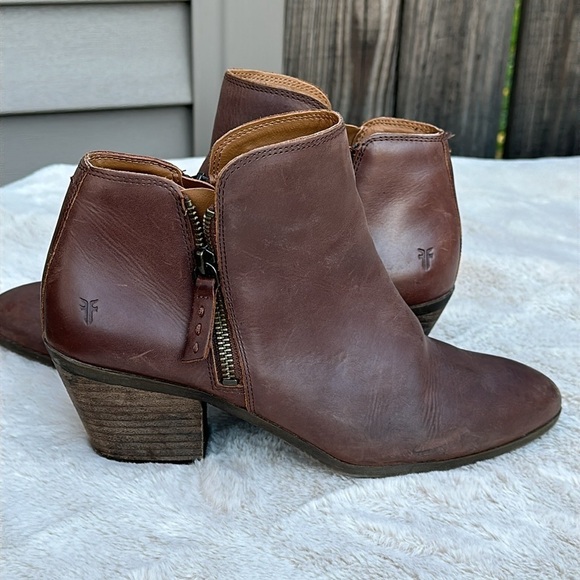 Frye Shoes - FRYE Judith Zip Leather Booties (Dark Brown) Size 9.5